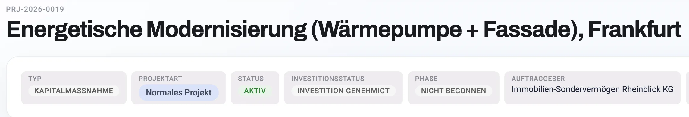 Projektkopf in Sanerio für das Projekt „Energetische Modernisierung (Wärmepumpe + Fassade), Frankfurt“ mit den Angaben Typ Kapitalmaßnahme, Projektart Normales Projekt, Status Aktiv, Investitionsstatus Investition genehmigt, Phase Nicht begonnen und Auftraggeber Immobilien-Sondervermögen Rheinblick KG.